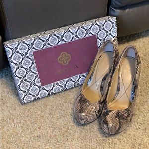 Idola Brand high heal reptile print. US7